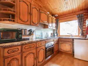 Lochside Log Cabin