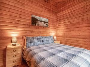 Lochside Log Cabin