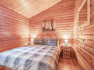 Lochside Log Cabin