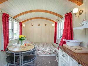 Shepherds Hut - Uk44336
