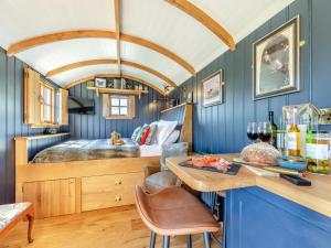 Flossys Hut - Uk43675