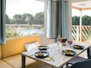 Mobil-home 24m² avec Terrasse - 2 Chambres, 6 Pers. - API-1-52-1633