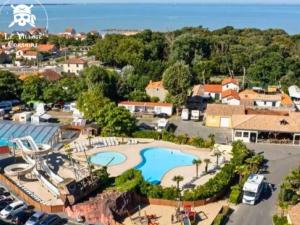 Mobil-home 24m² avec Terrasse - 2 Chambres, 6 Pers. - API-1-52-1633