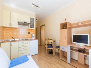 Apartment with pool, sea view in Obrovac