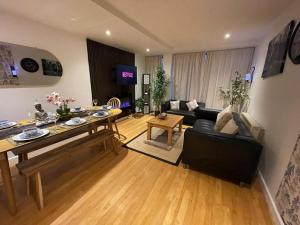 Cosy 2-Bed Apartment at Avoca Court - Free Parking & Wi-Fi