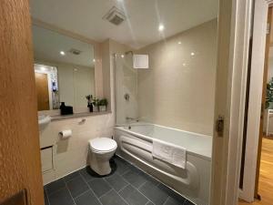 Cosy 2-Bed Apartment at Avoca Court - Free Parking & Wi-Fi