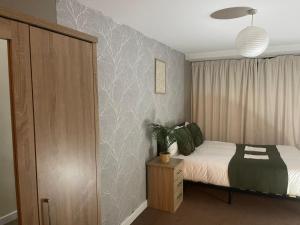 Cosy 2-Bed Apartment at Avoca Court - Free Parking & Wi-Fi