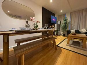 Cosy 2-Bed Apartment at Avoca Court - Free Parking & Wi-Fi