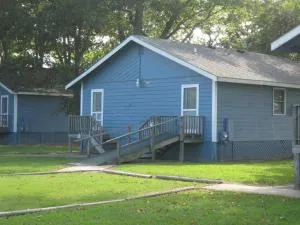 Virginia Landing Camping Resort Cabin 1 - Kendall Grove