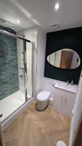 Stylish flat in central Tenby & free parking