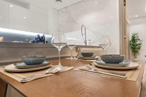 FIRST CLASS 1BR Burj Views , Prime Location