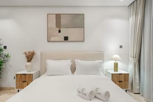 FIRST CLASS 1BR Burj Views , Prime Location