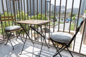 Free housekeeping visits during your stay - StayShort - Modern Dubai Hills Apartment Great Pool Sleeps 4