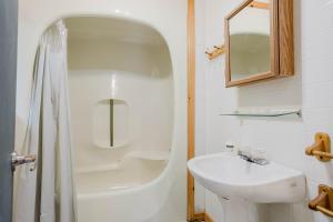 Lakefront Sand Bay Resort with Private Beach and BBQ