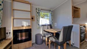 Thelma, Green Lawns, Selsey