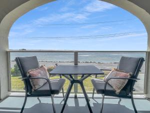 Beachside Studio Steps from Caseys Beach