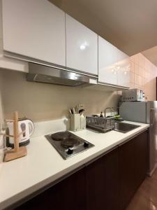 Skyline Serenity at 52F & Cozy City Escape Views