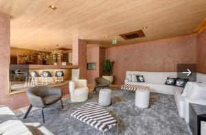 Modern Studio Lucas by Yoo