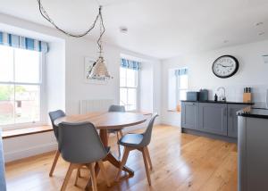 First-Floor Georgian Apartment with Terrace and Sea Views in Boscastle