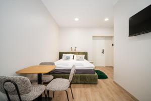 Airport-Bus - 13 North Studios - Apartment 8