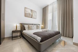 Ultra Luxury 1BR sanctuary with skyline & pool vistas