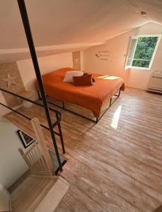 Logement rénové avec jardin privé et clôturé