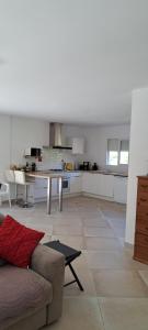 JOLIE VILLA dans un endroit paisible, à 3 mn de la Mer et de la Montagne