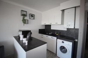 TRIDENT - T2 avec vue sur la marina et à deux pas de la plage