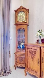 Elegant Terrace Apartment - Steps From the Sea