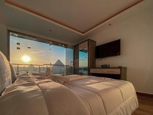 King pharaonic pyramids & jacuzzi