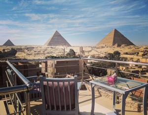 King pharaonic pyramids & jacuzzi