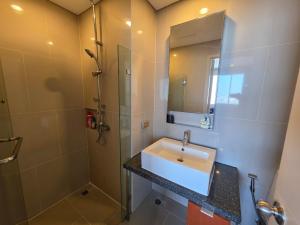 Chaophraya River high-rise river view apartment direct access to iconsiam Siam Square Chinatown 0 distance from BTS subway exit direct to Sathorn Silom Road Siam Square