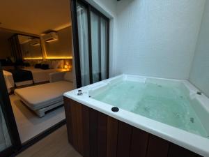 Studio Sofisticado Pé na Areia • Hidromassagem