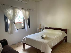 Casa a 100 m da Praia da Enseada em São Francisco do Sul com 2 Quartos para 6 Hóspedes e Ar-Condicionado além da brisa na varanda