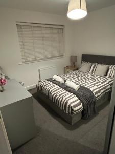 Large City Centre 3BD Cosy Home - Etihad - CoopLIVE