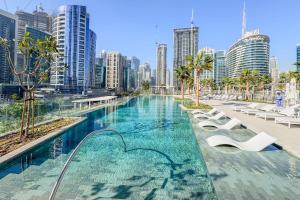 Upscale Studio with Peninsula Lifestyle