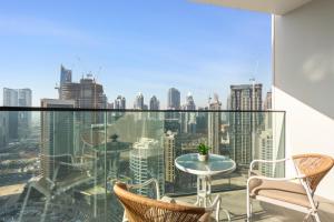 Upscale Studio with Peninsula Lifestyle