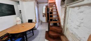 acogedor lugar a pasos del mar y reloj de flores