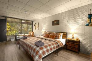 Stonegate Lodge King Bed, WIFI, 50in Roku TV, Salt Water Pool Room #103