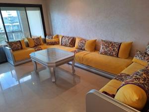 Magnifique appartement familial a Prestigia offrant une vue panoramique exceptionnelle sur trois piscines Idealement situe a seulement 5 minutes a pied de la Plage des Nations et a 20 minutes en voiture de Rabat