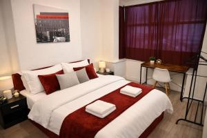 4BDR Contractor hub - sleeps 7 - free on street parking