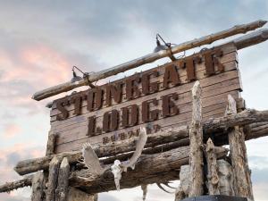 Stonegate Lodge 2 Queen Beds WIFI Roku TV Salt Water Pool Room #106