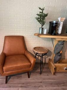 Stonegate Lodge 2 Queen Beds WIFI Roku TV Salt Water Pool Room #106