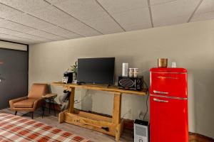 Stonegate Lodge King Bed, WIFI, 50in Roku TV, Salt Water Pool Room #110