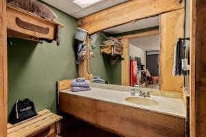 Stonegate Lodge King Bed, WIFI, 50in Roku TV, Salt Water Pool Room #110