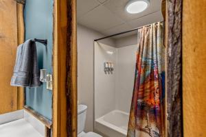 Stonegate Lodge W Pool & Outdoor Firepits Room #201