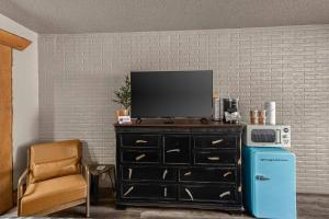 Stonegate Lodge Sleeps 4 Fast WiFi Firepits TV Salt Water Pool Room #204