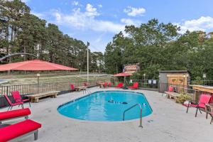 Stonegate Lodge Pool Fire Pits King BedFast WiFi 50in TV Room #209