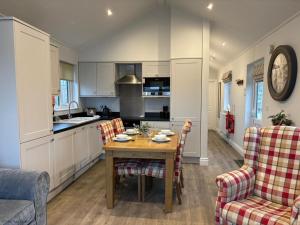 Lakeside Escape, The Bay, lake view, 2 bedrooms with ensuites, parking bay, 1 small dog welcome