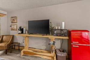Stonegate Lodge King Bed, WiFi, 50in TV, Fire Pit, Salt Water Pool Room # 310